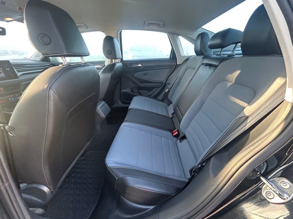 Used 2025 Volkswagen Jetta SE image 30