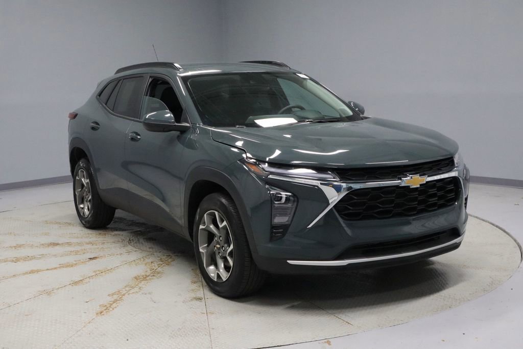 Used 2025 Chevrolet Trax LT w/ LT Convenience Package image 7