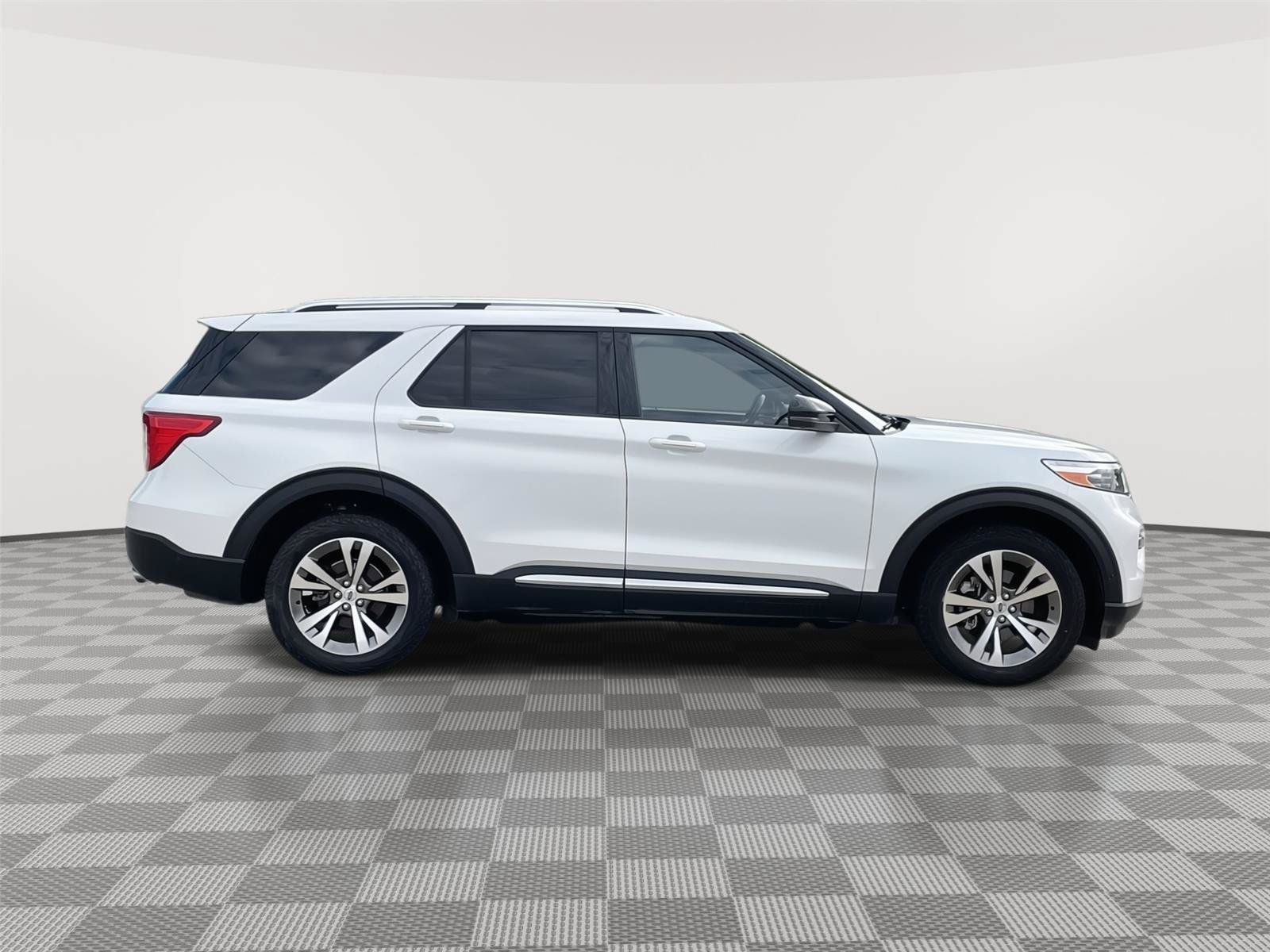 Certified 2020 Ford Explorer Platinum w/ Premium Technology Package AWD/4WD image 6
