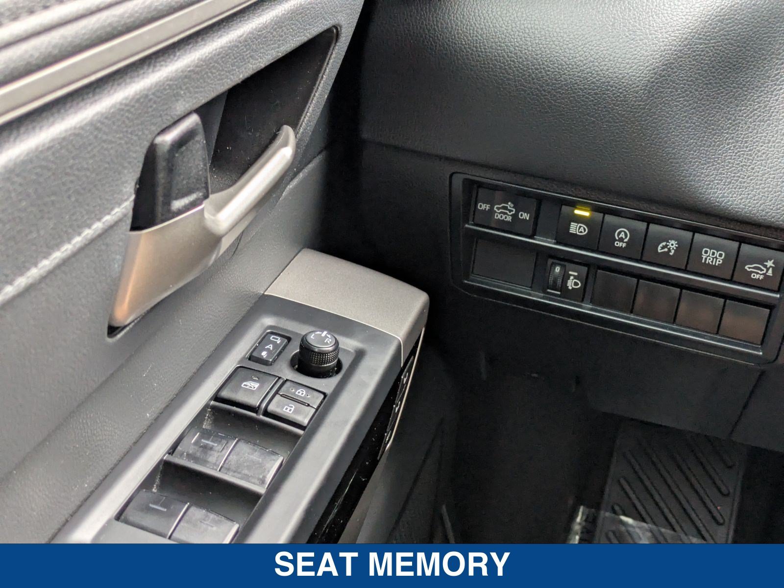 Used 2025 Toyota Tundra Limited AWD/4WD image 26