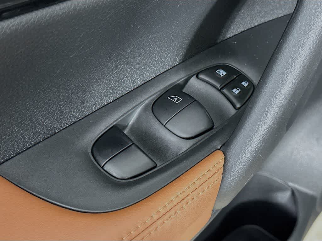 Used 2018 Nissan Rogue SL w/ Premium Package FWD image 30