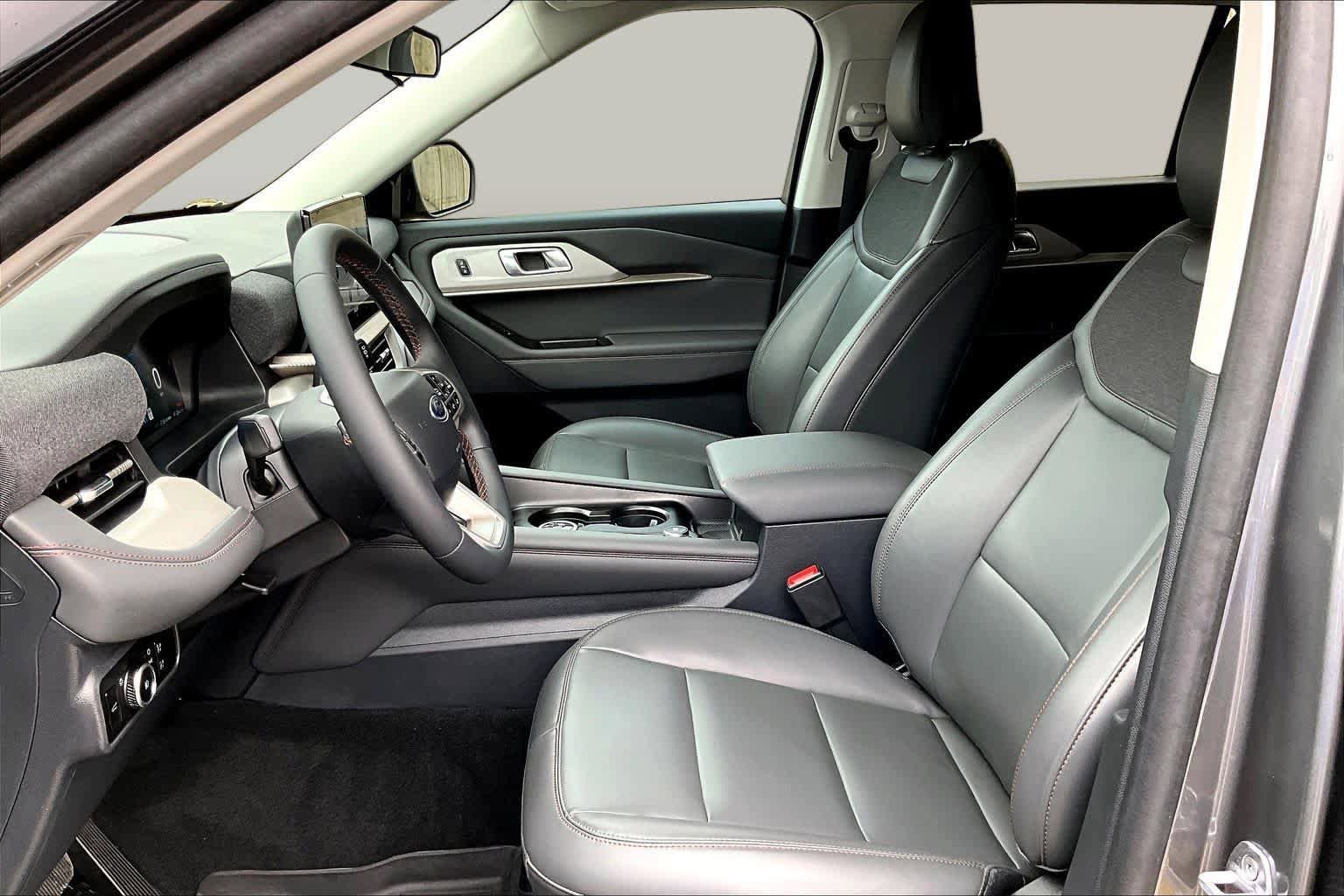 Certified 2025 Ford Explorer Active w/ Active Comfort Package RWD image 8