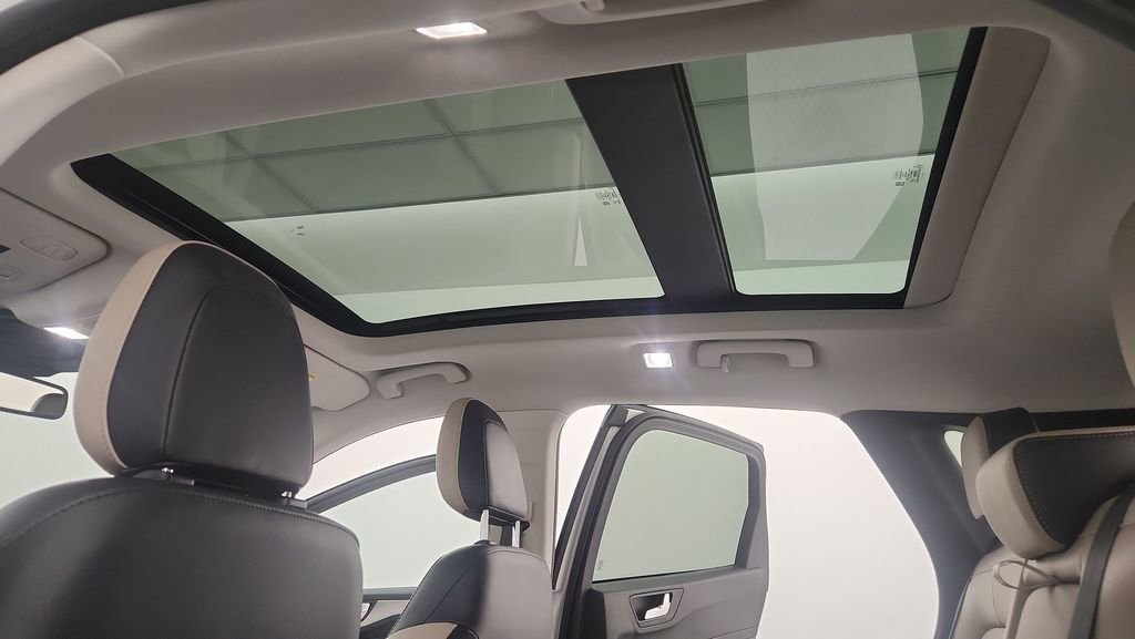 Certified 2022 Ford Escape Titanium w/ Class II Trailer Tow Package image 18