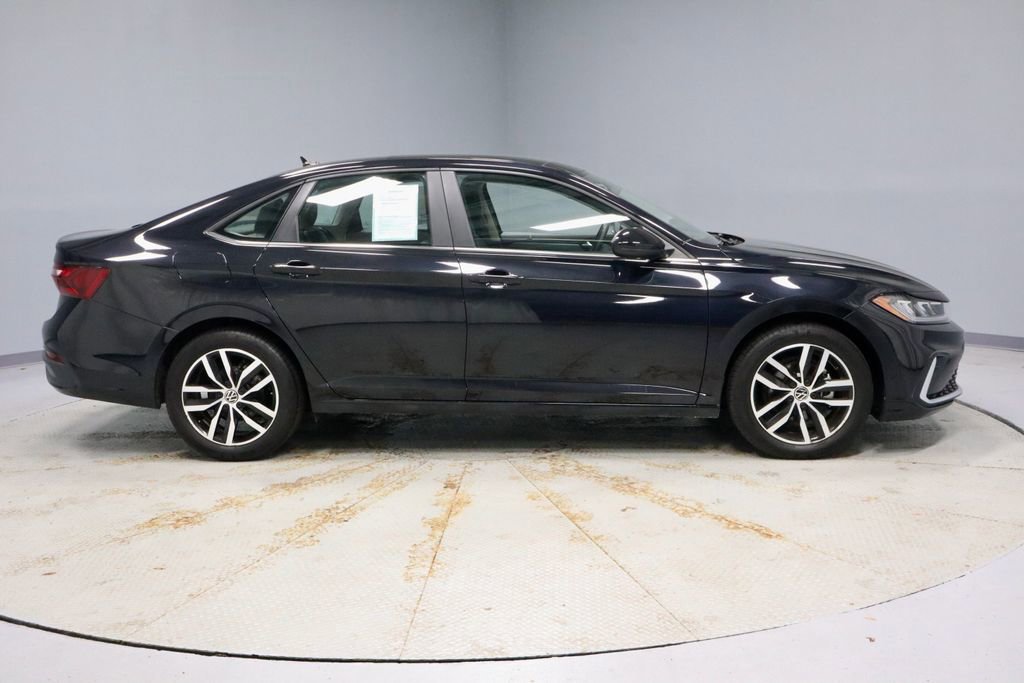 Used 2025 Volkswagen Jetta SE image 6