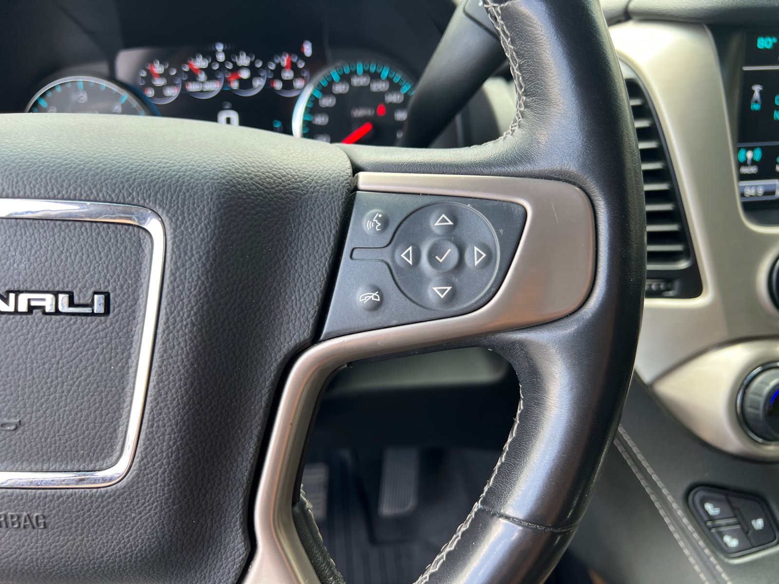 Used 2020 GMC Yukon Denali AWD/4WD image 17