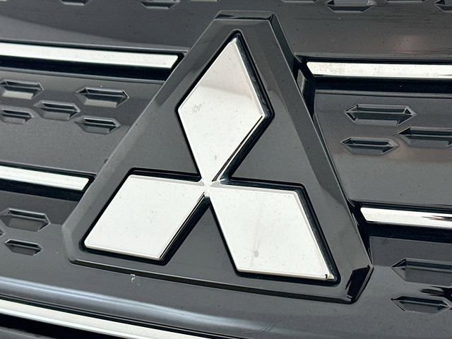 Used 2023 Mitsubishi Outlander SE image 25