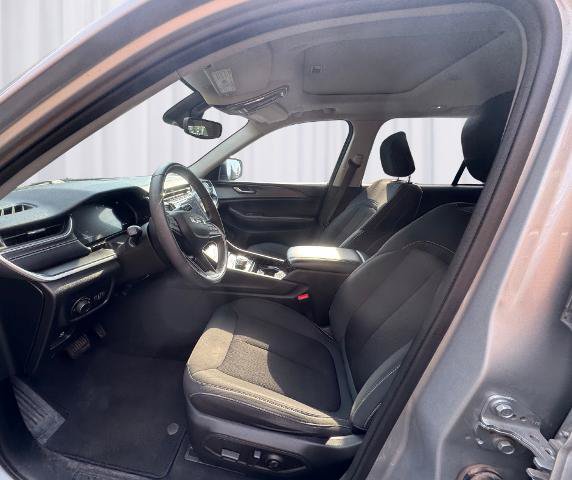 Used 2023 Jeep Grand Cherokee Laredo w/ Luxury Tech Group I AWD/4WD image 6