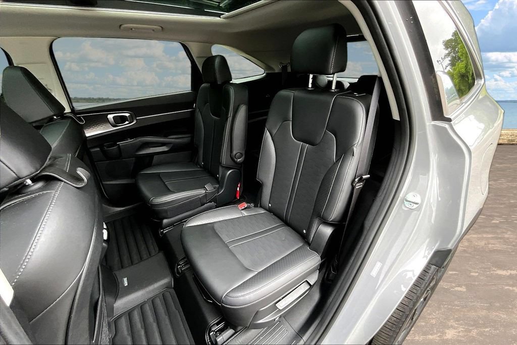 Used 2025 Kia Sorento EX w/ Panoramic Sunroof Package FWD image 24
