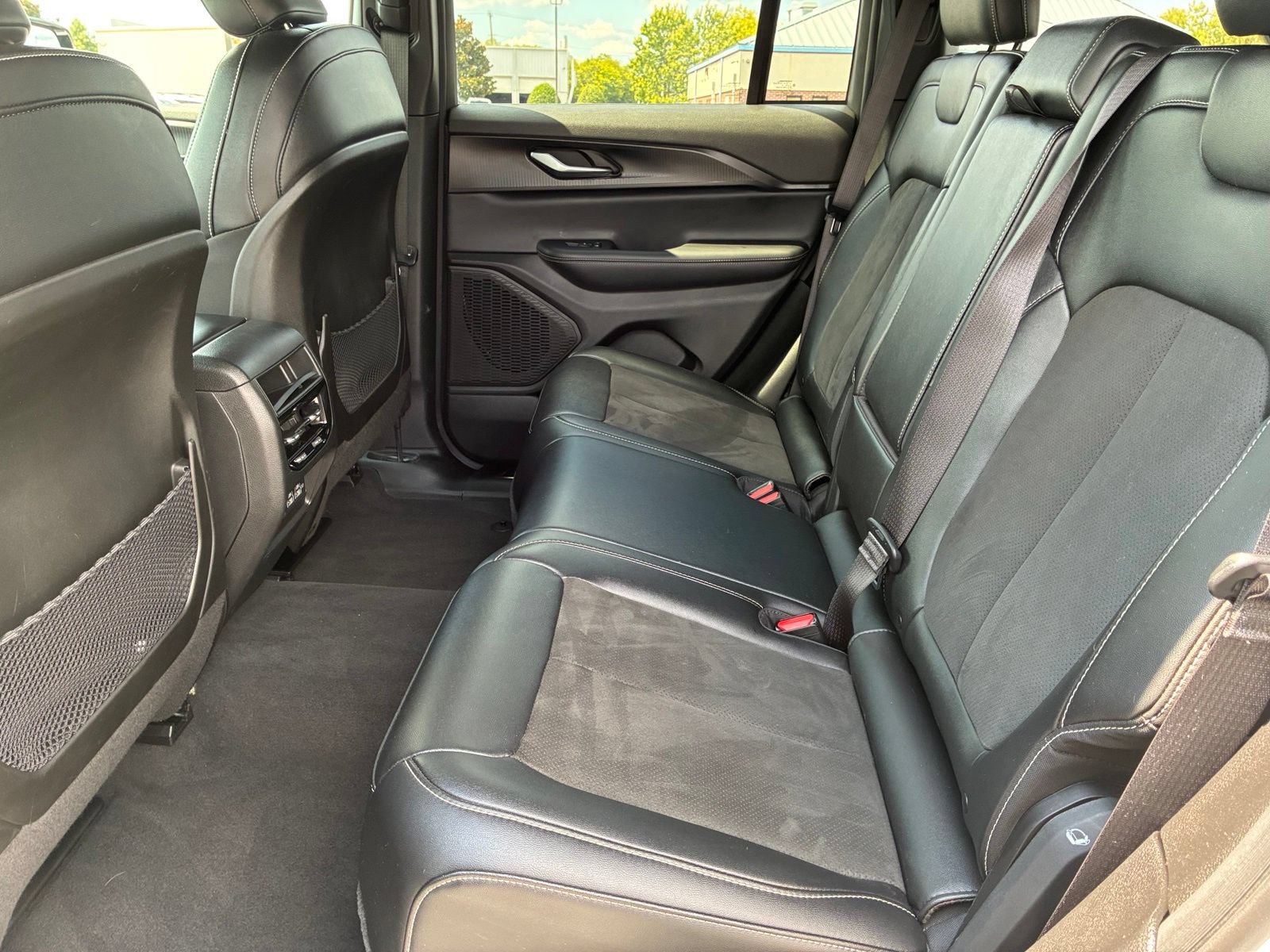 Used 2024 Jeep Grand Cherokee Altitude RWD image 16