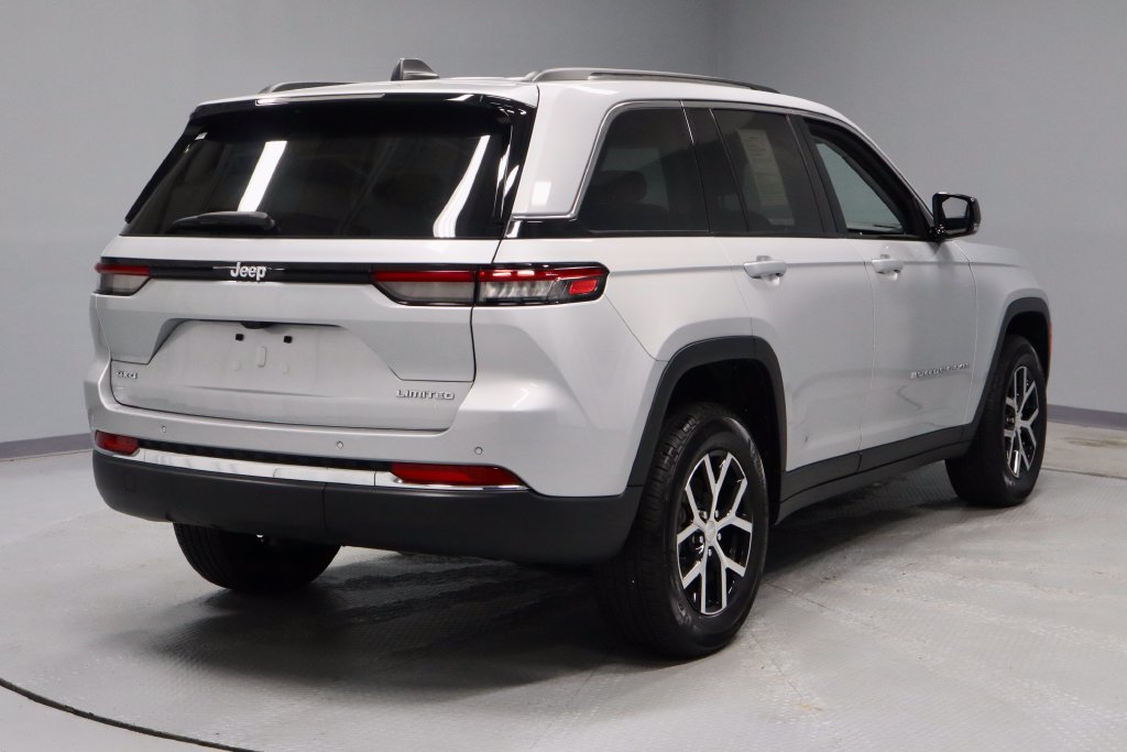 Used 2024 Jeep Grand Cherokee Limited w/ Trailer Tow Package AWD/4WD image 11