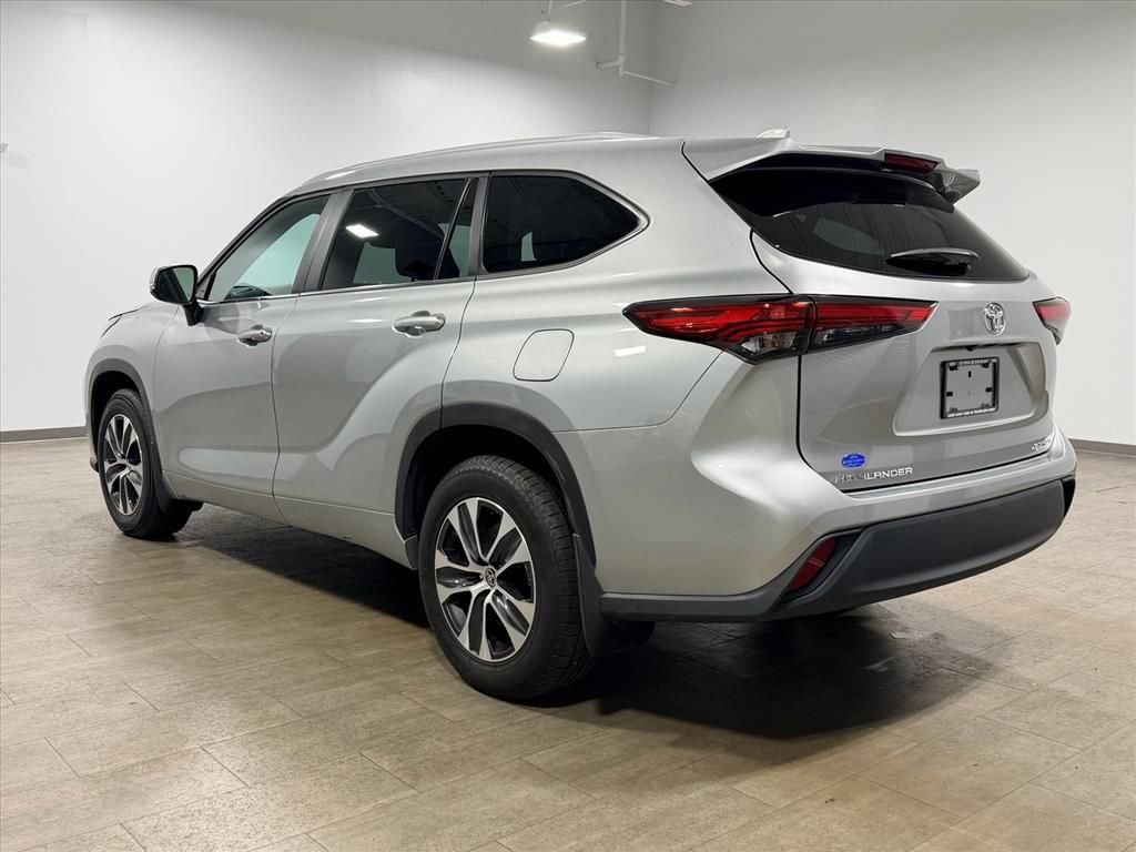 Used 2023 Toyota Highlander XLE image 6