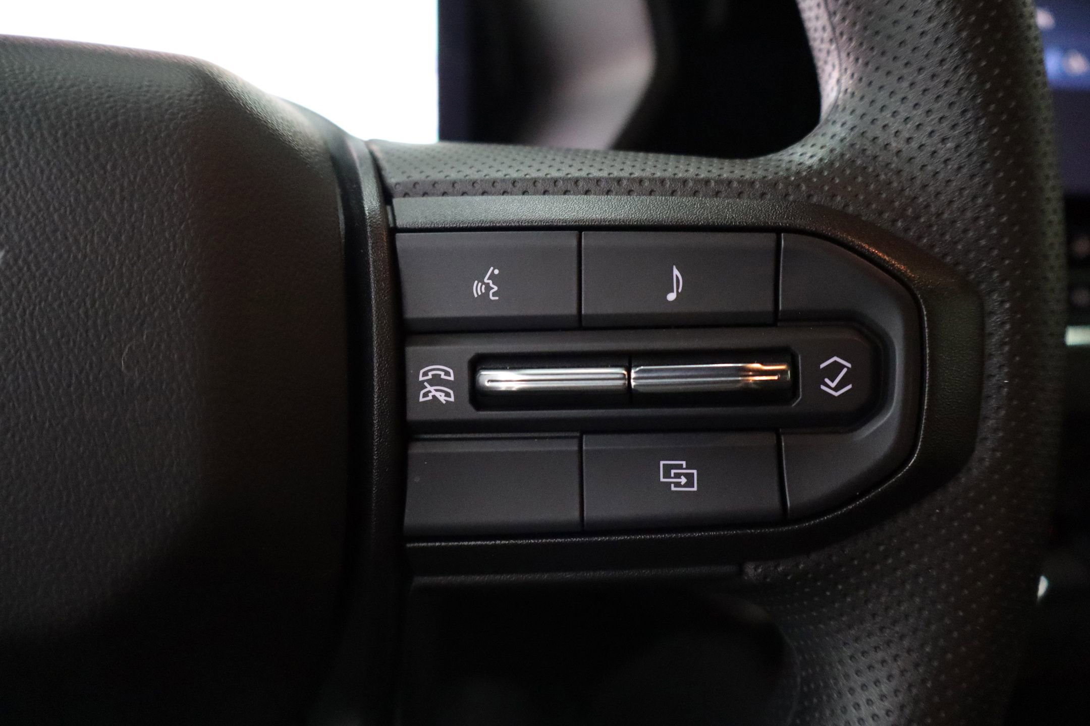 Used 2025 Chevrolet Colorado Trail Boss image 18