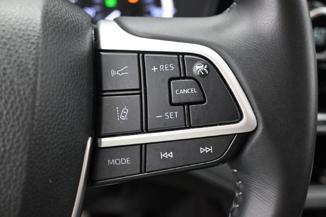 Used 2025 Toyota Highlander LE FWD image 16