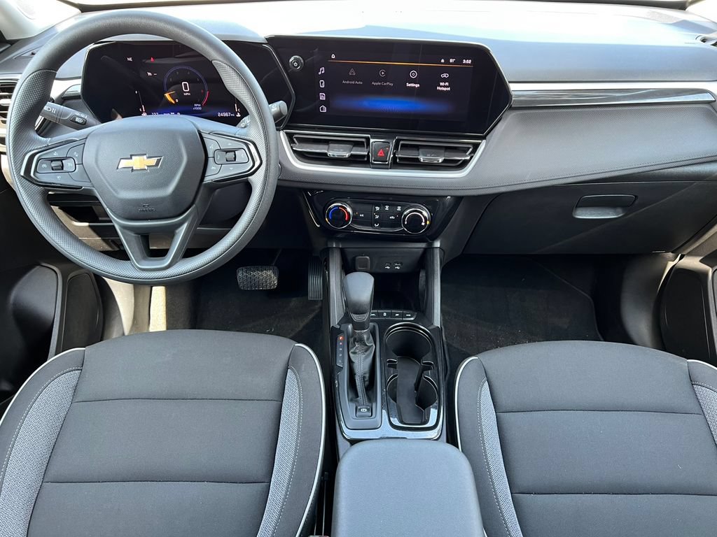 Used 2025 Chevrolet TrailBlazer LT AWD/4WD image 3