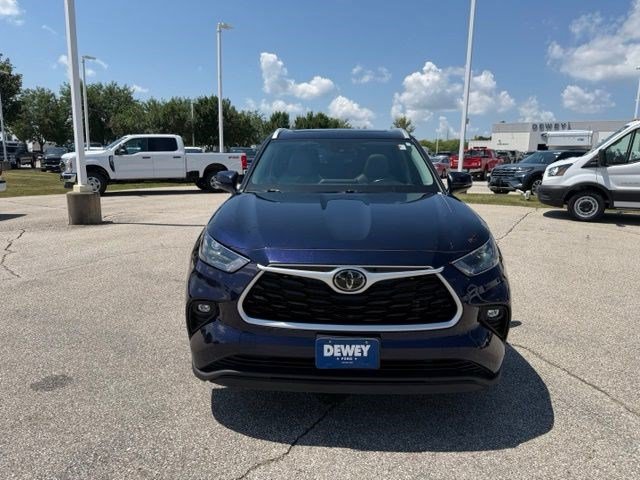Used 2022 Toyota Highlander XLE AWD/4WD image 2