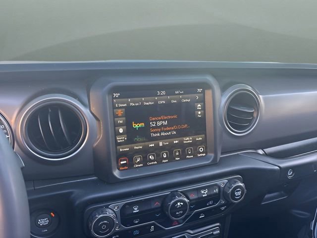 Used 2023 Jeep Wrangler Unlimited w/ Sun & Screen Package image 11