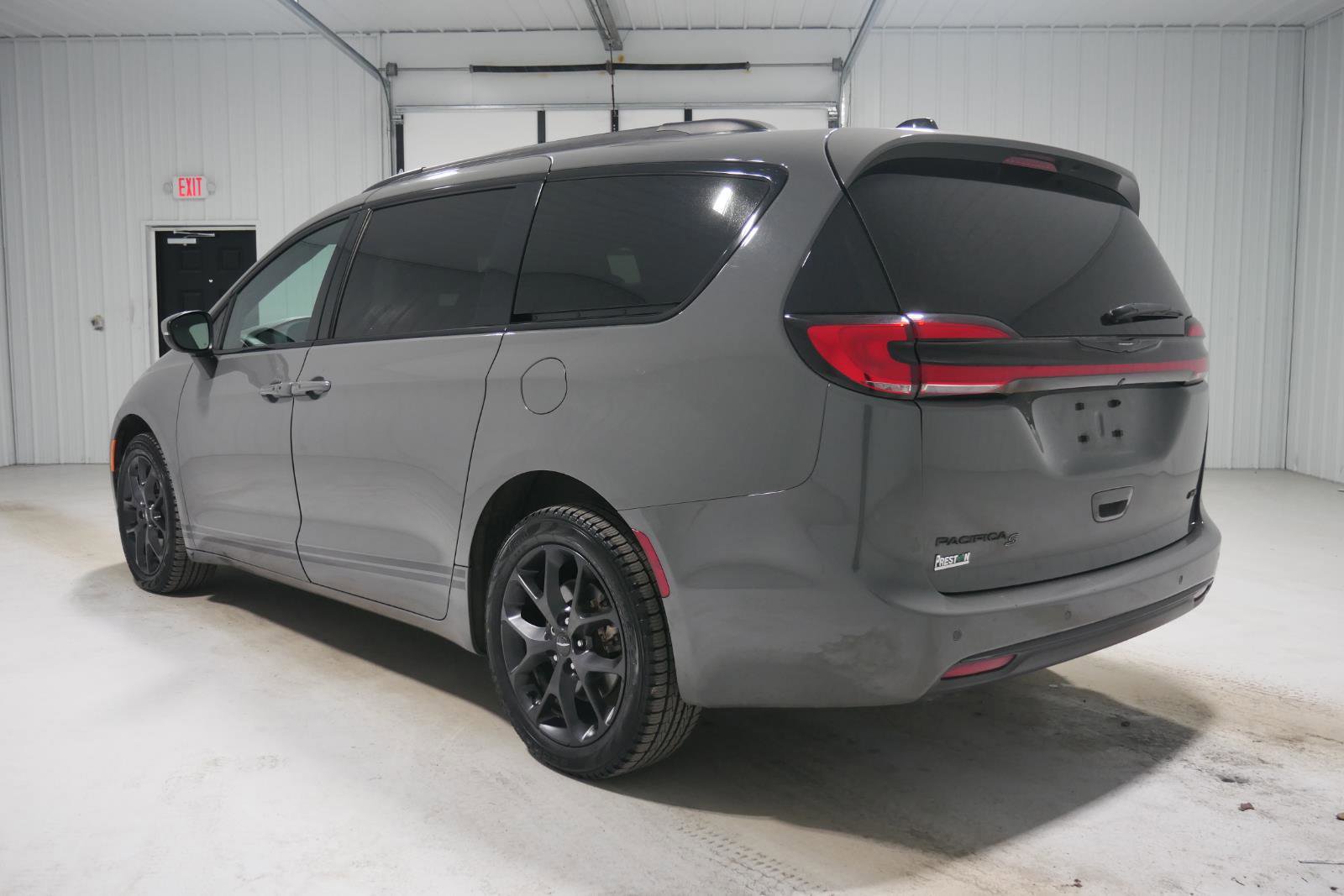 Used 2023 Chrysler Pacifica Touring-L w/ S Appearance Package image 3