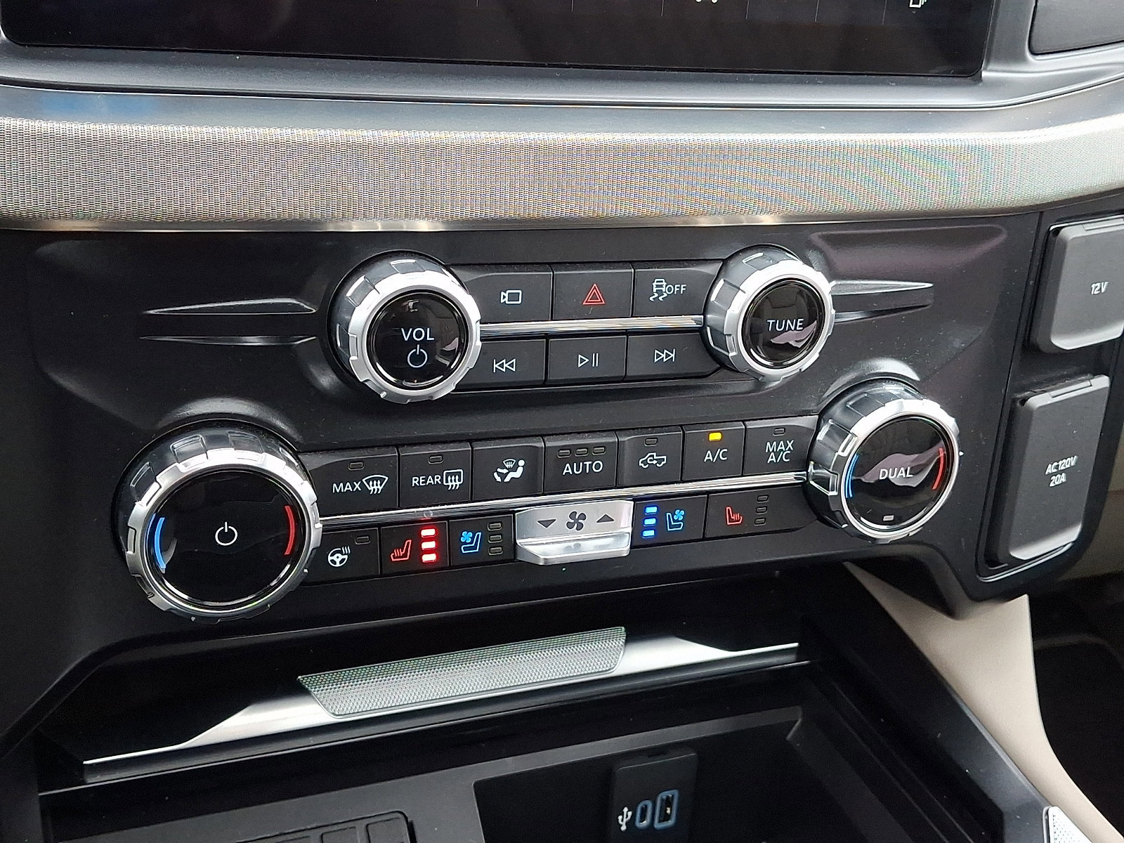 Certified 2025 Ford F350 Platinum w/ Platinum Plus Package image 22