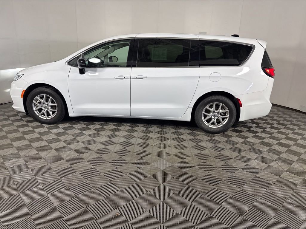 Used 2024 Chrysler Pacifica Touring-L image 2
