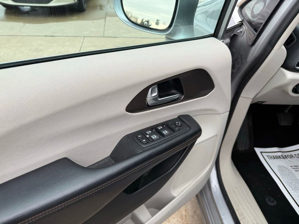 Used 2017 Chrysler Pacifica Touring-L Plus image 25