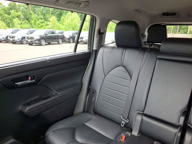 Used 2023 Toyota Highlander XLE AWD/4WD image 12