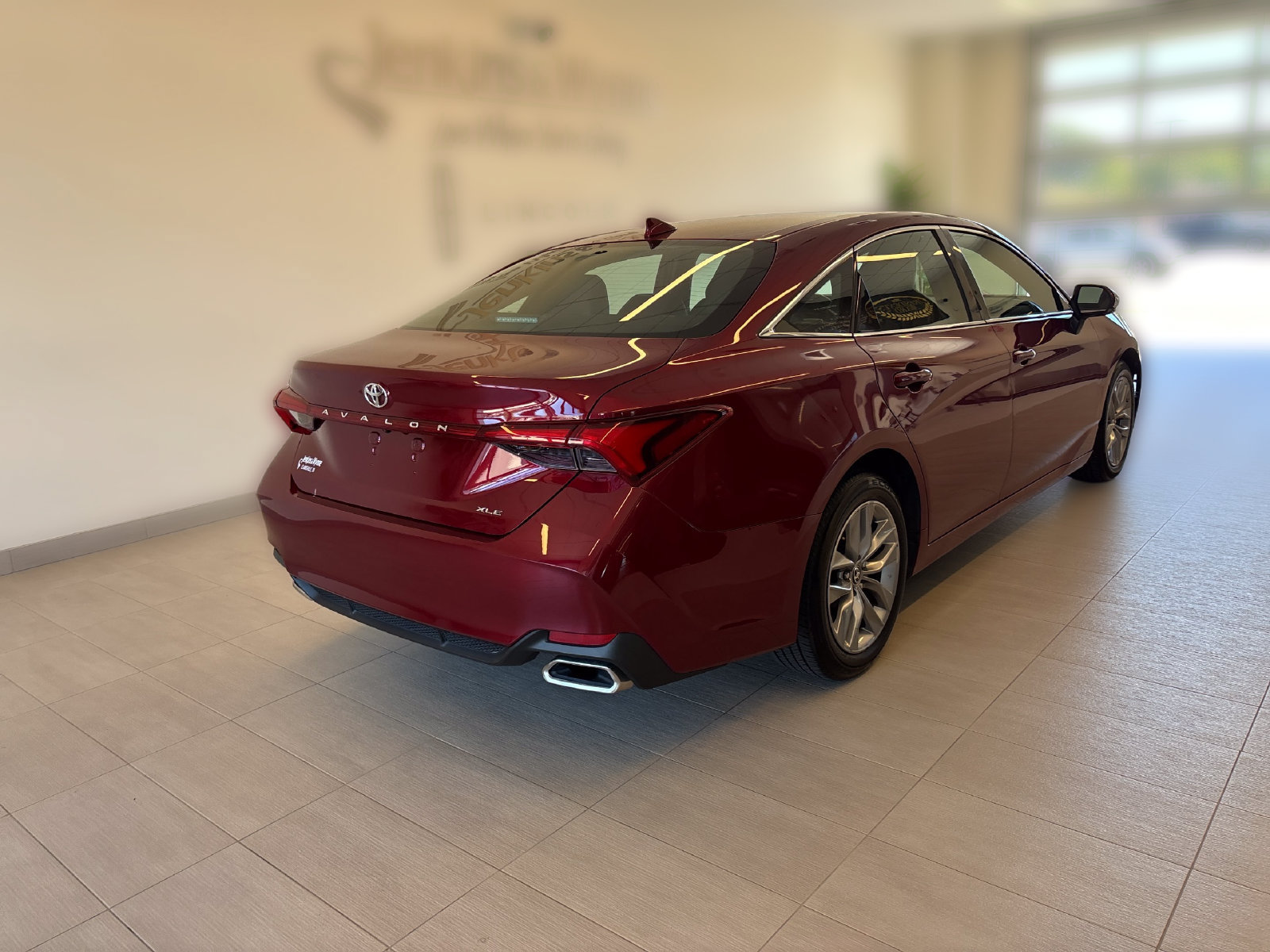Used 2022 Toyota Avalon XLE FWD image 2