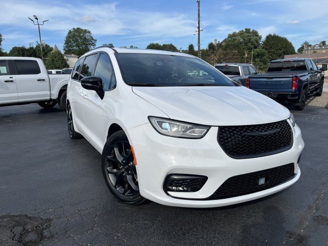 Used 2025 Chrysler Pacifica Limited FWD image 2