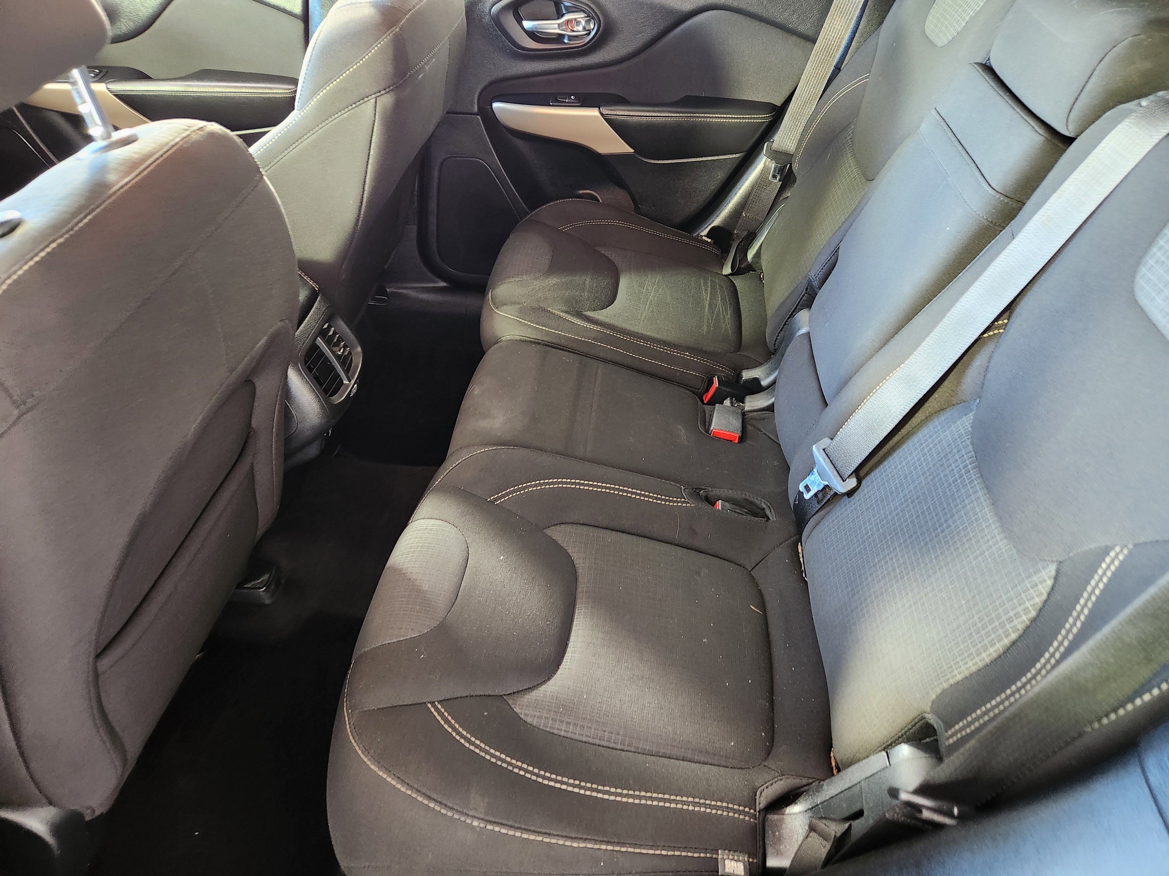 Used 2017 Jeep Cherokee Latitude w/ Comfort/Convenience Group image 14