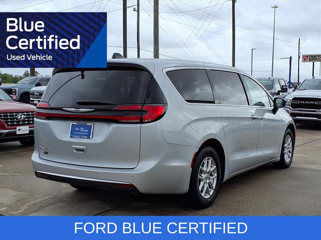 Used 2024 Chrysler Pacifica Touring-L image 2