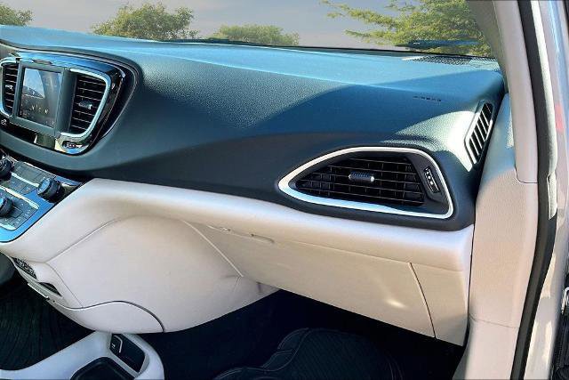 Used 2023 Chrysler Voyager LX image 16