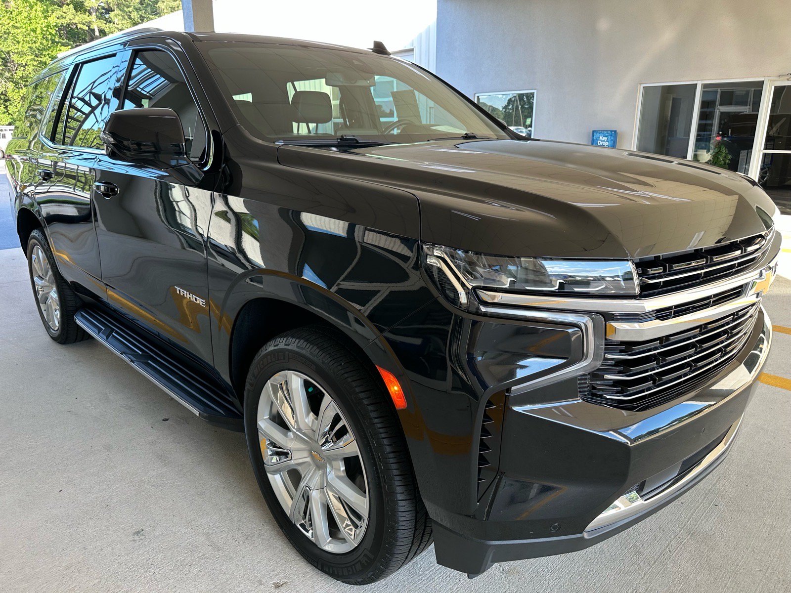 Used 2022 Chevrolet Tahoe LT w/ Luxury Package RWD image 6
