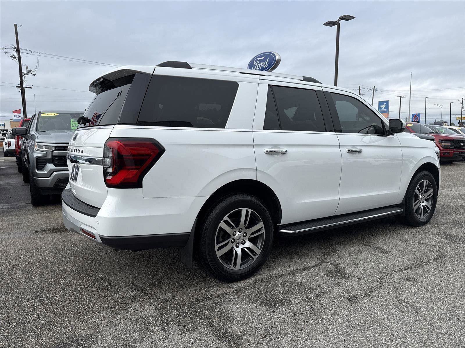 Certified 2022 Ford Expedition Limited image 3