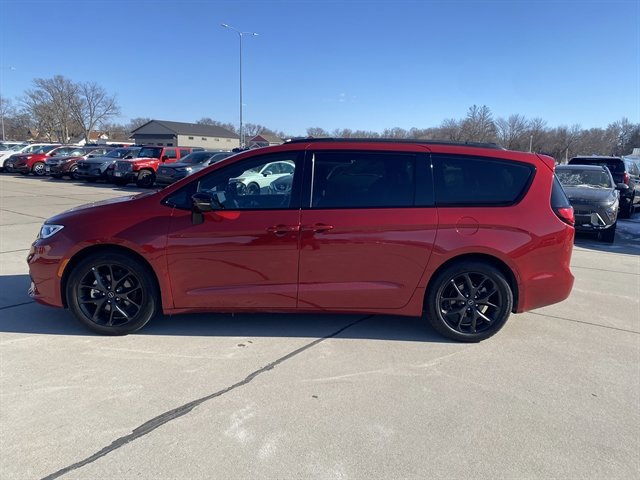 Used 2025 Chrysler Pacifica Limited image 2