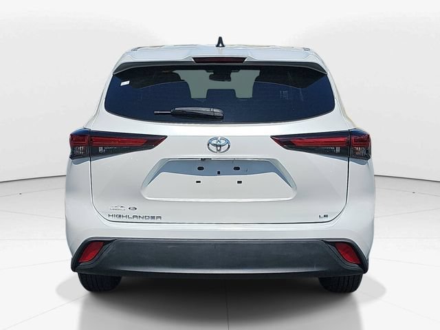 Used 2024 Toyota Highlander LE FWD image 5