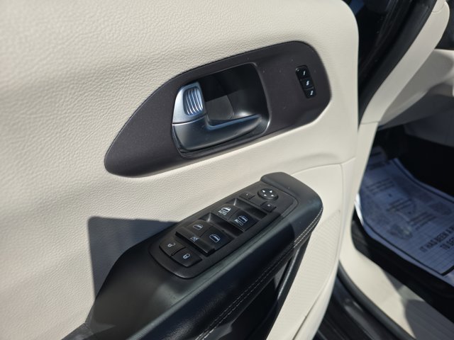 Used 2023 Chrysler Pacifica Touring-L image 4