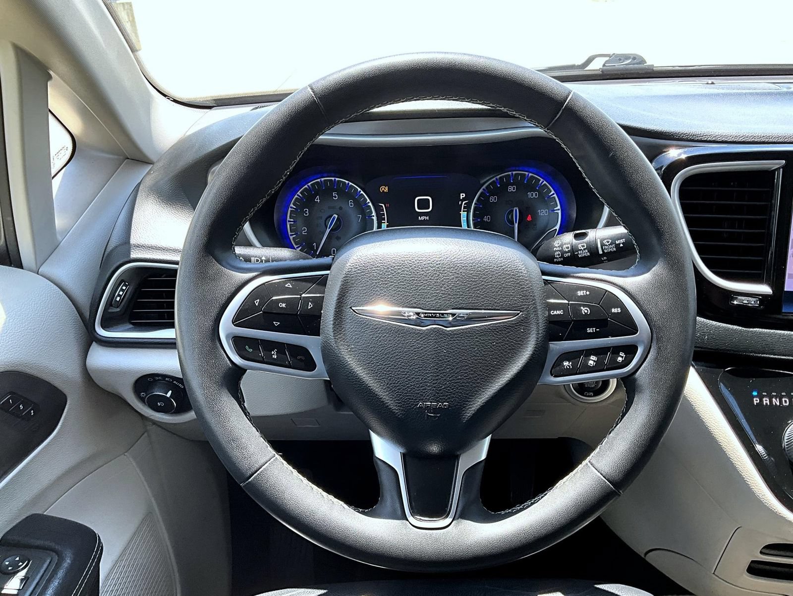 Used 2022 Chrysler Pacifica Touring-L FWD image 11