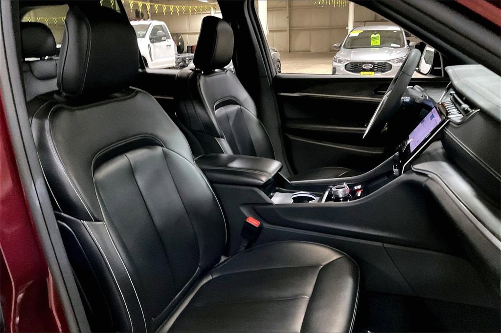 Used 2024 Jeep Grand Cherokee Limited image 7