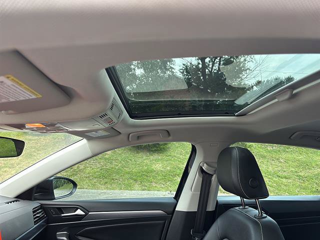 Used 2023 Volkswagen Jetta SE w/ Panoramic Sunroof Package FWD image 15