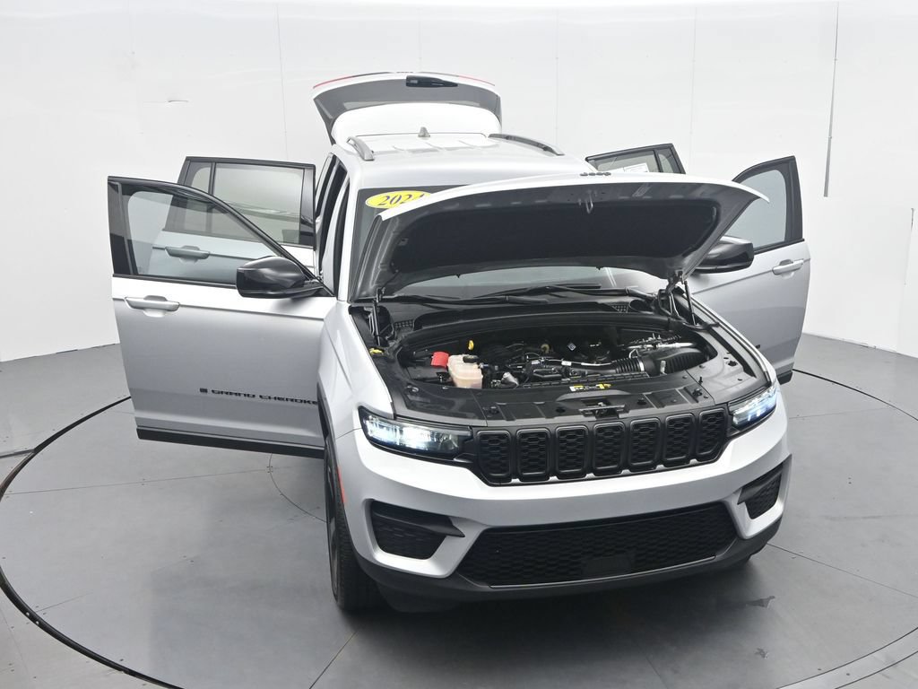 Used 2024 Jeep Grand Cherokee Altitude RWD image 49