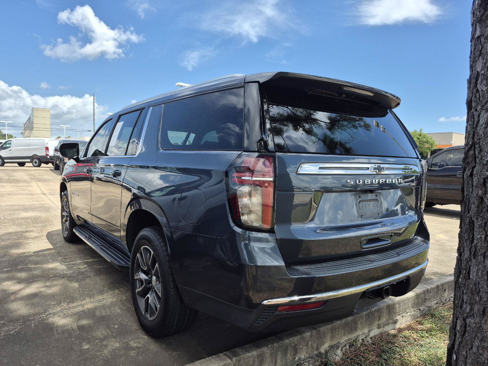 Used 2021 Chevrolet Suburban LT RWD image 4