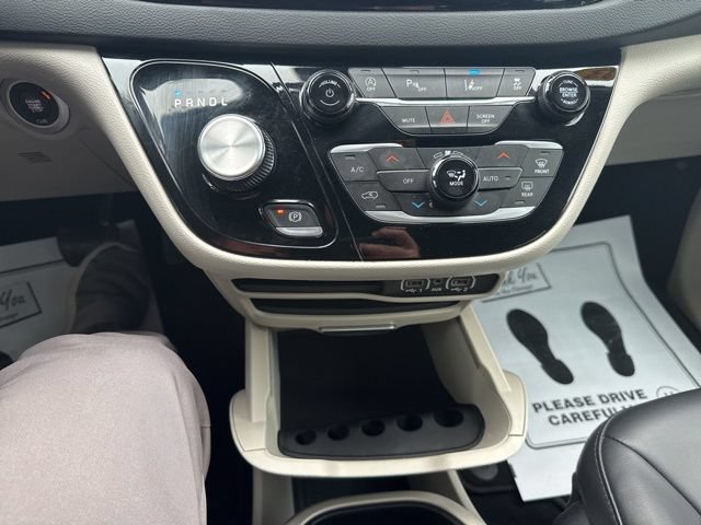Used 2023 Chrysler Pacifica Touring-L FWD image 23