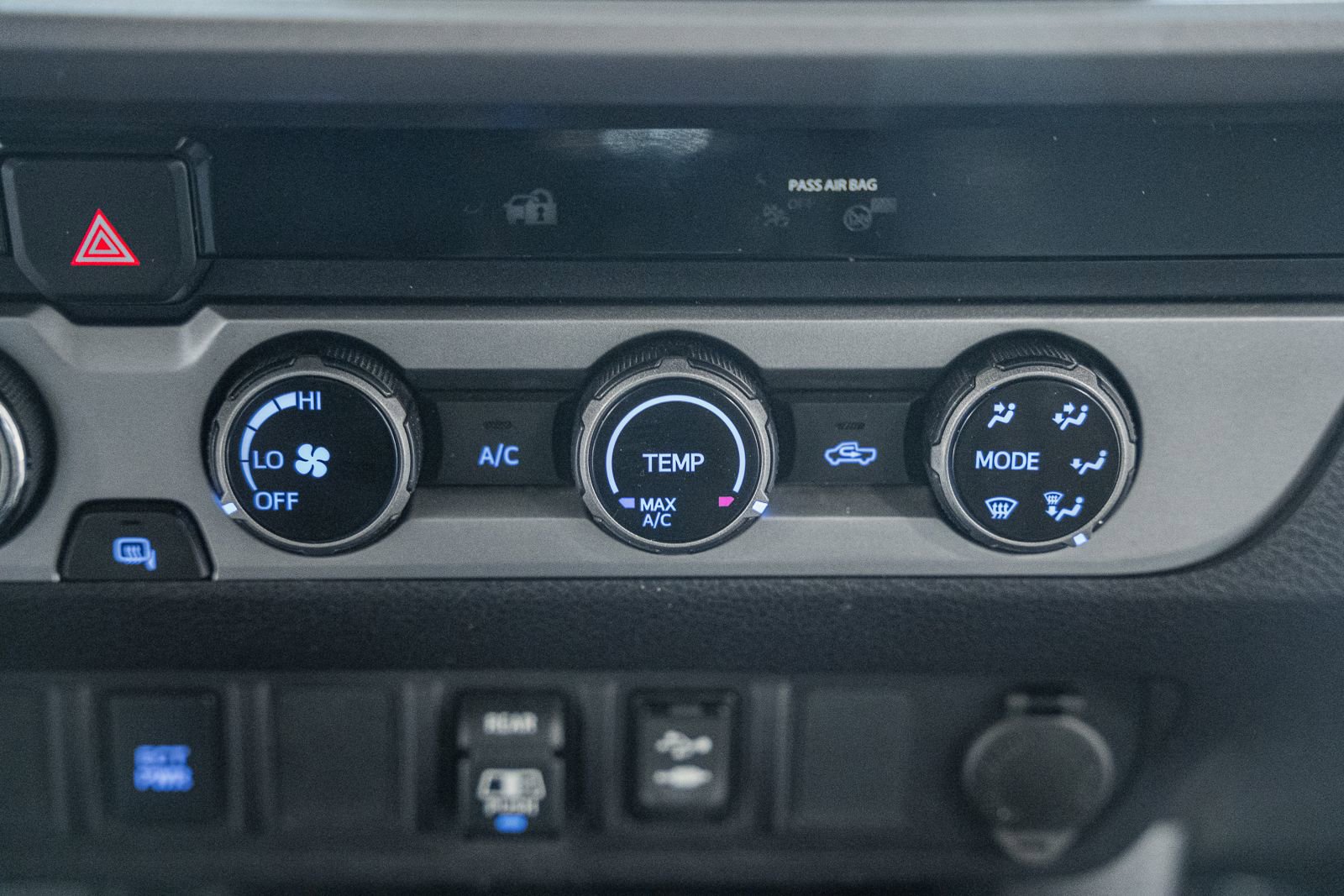 Used 2018 Toyota Tacoma SR5 AWD/4WD image 34