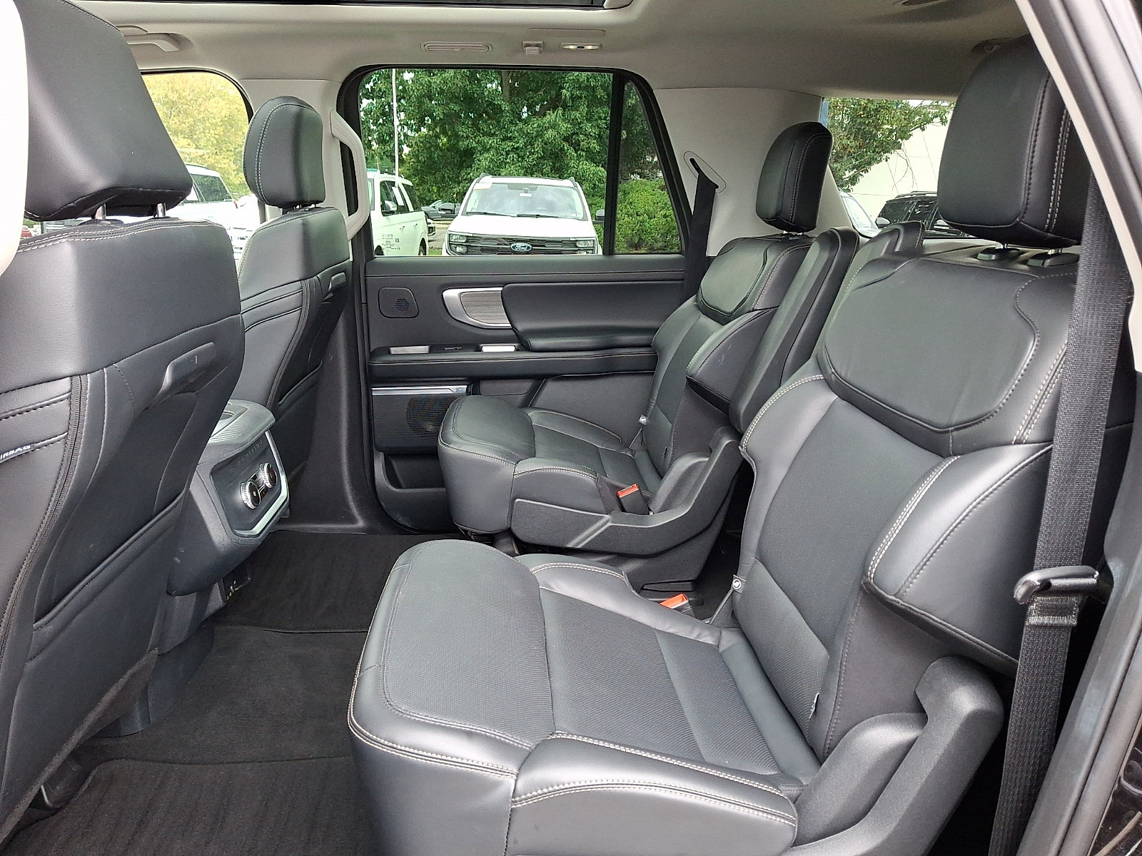 Certified 2025 Ford Expedition Max Platinum w/ Driver's Package AWD/4WD image 16