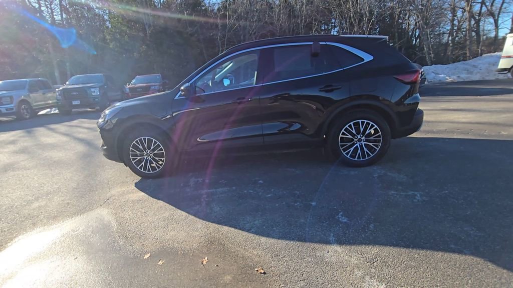 Certified 2025 Ford Escape SE w/ PHEV Premium Package FWD image 16