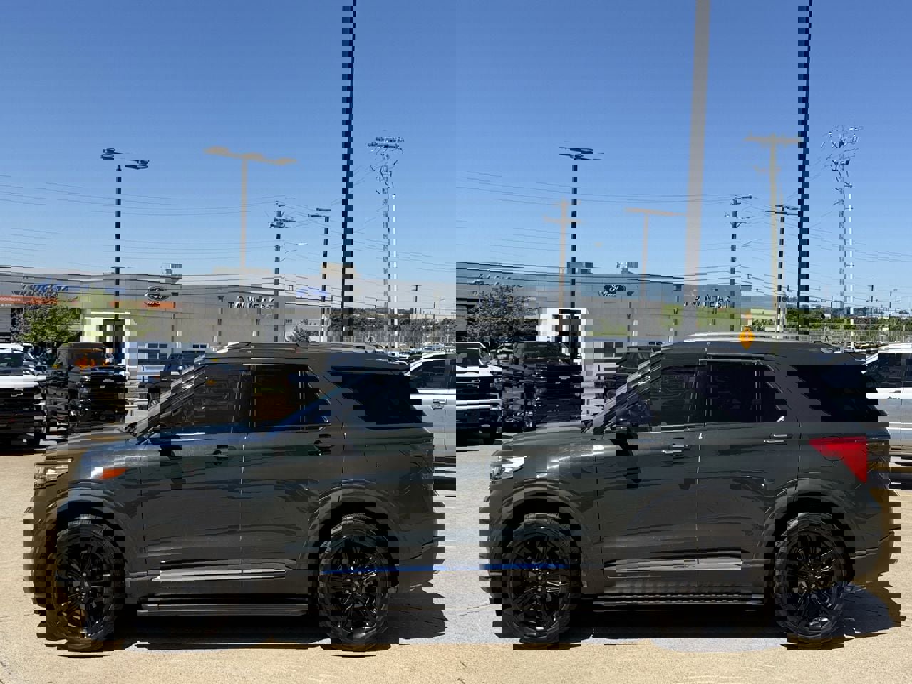 Certified 2022 Ford Explorer Limited w/ Equipment Group 301A image 3