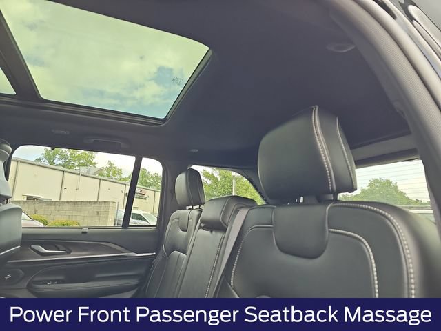Used 2023 Jeep Grand Cherokee Overland w/ Luxury Tech Group IV AWD/4WD image 16