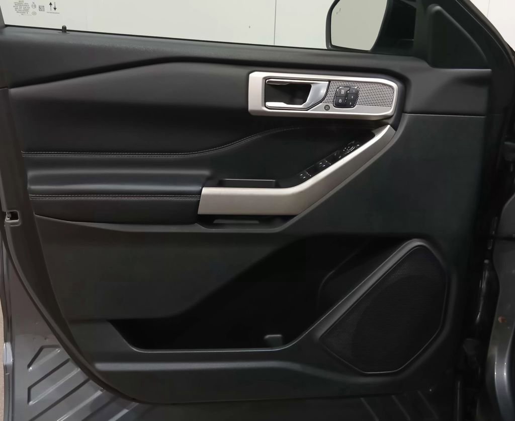 Certified 2022 Ford Explorer Limited w/ Equipment Group 301A image 18