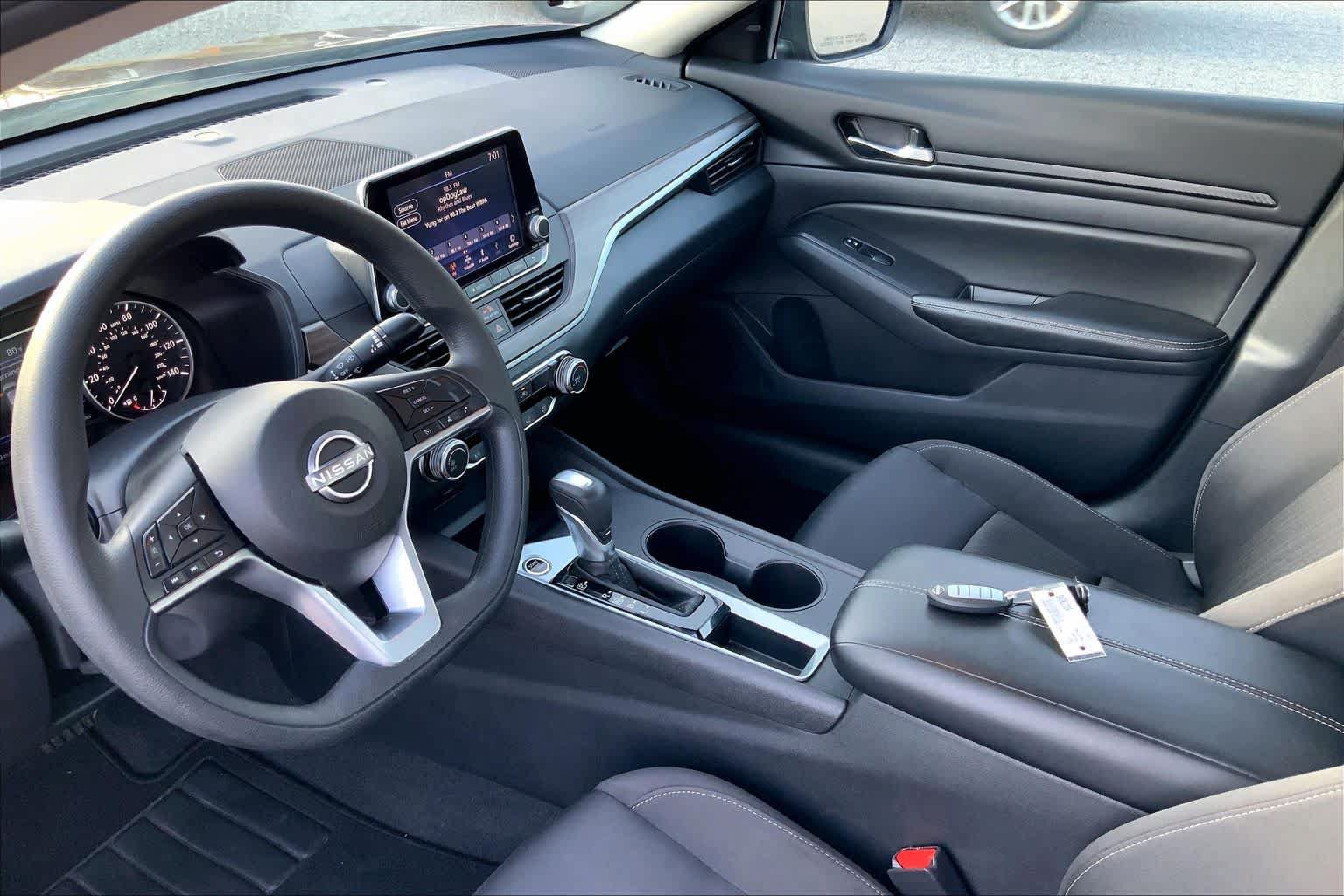 Used 2025 Nissan Altima 2.5 SV FWD image 15