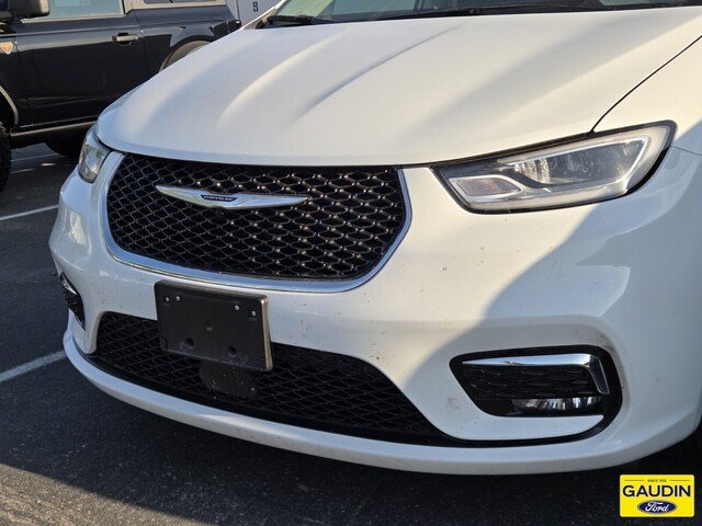 Used 2024 Chrysler Pacifica Touring-L FWD image 2