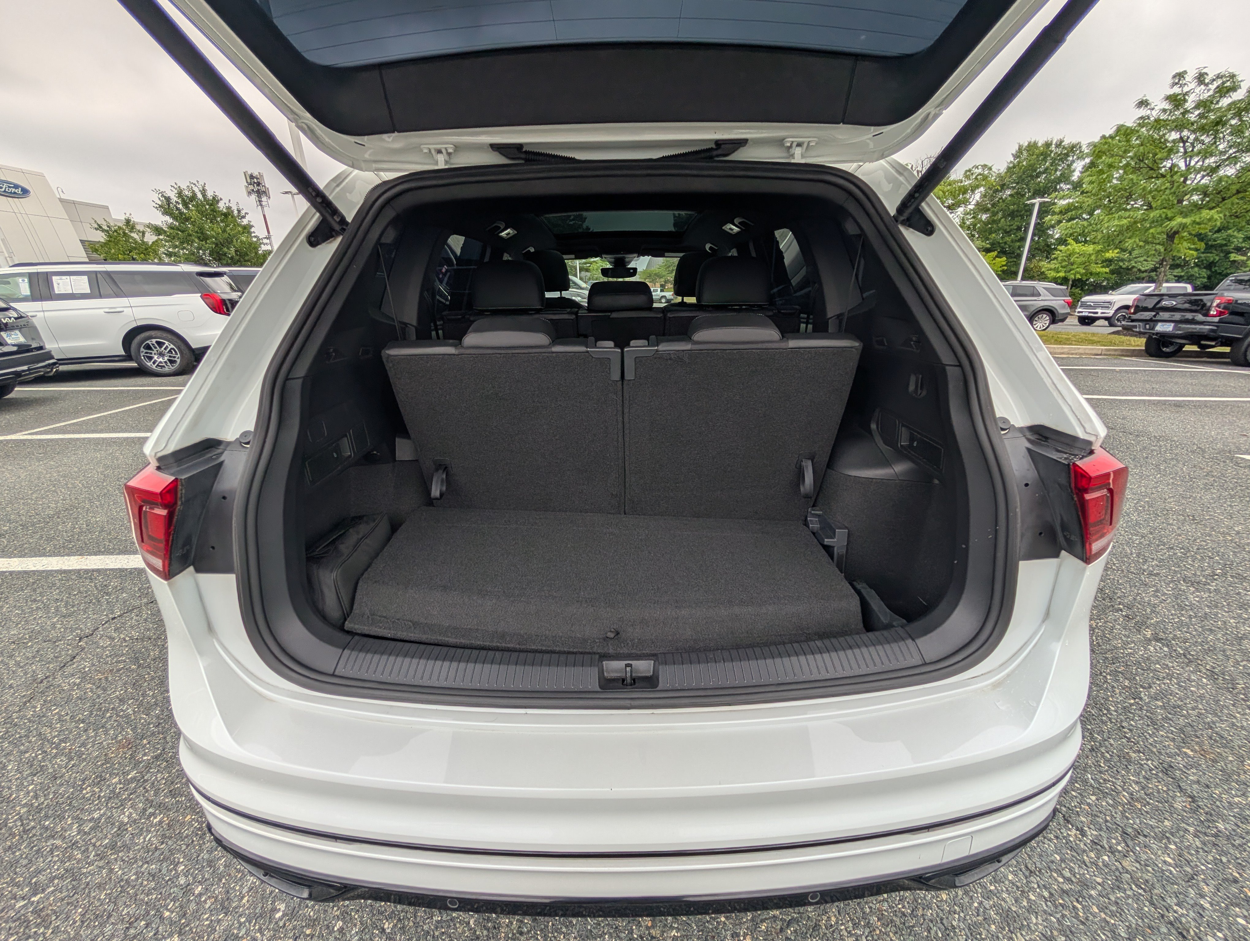 Used 2023 Volkswagen Tiguan SE R-Line FWD image 13